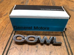 NOS GM 3968567 "COWL" Emblem - Picture 1 of 2