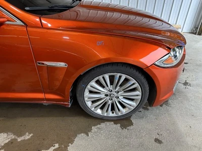 Guardabarros delantero derecho pasajero Jaguar XF 12-15 REPINTADO NARANJA Foto 1 de 4