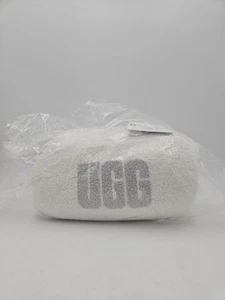 UGG Bode Set da Viaggio Accogliente e Portatile con Coperta, Maschera Occhi, Scrunchie e Borsa Bianco - Foto 1 di 6