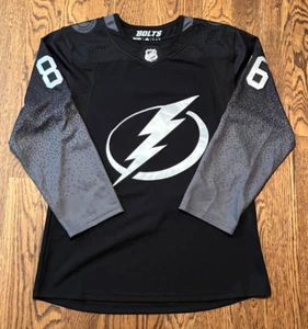 Maglia Tampa Bay Lightning Adidas Nikita Kucherov nera alternativa NHL Hockey MED - Foto 1 di 3