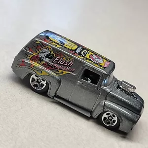Hot Wheels '56 FORD VAN "FLASH THE PHOTO MAN" 1/64 DIE-CAST - Bild 1 von 3