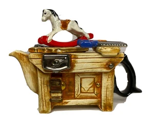 Tetera de cerámica figurativa de colección banco de trabajo de Santa hecha en Inglaterra - Imagen 1 de 15
