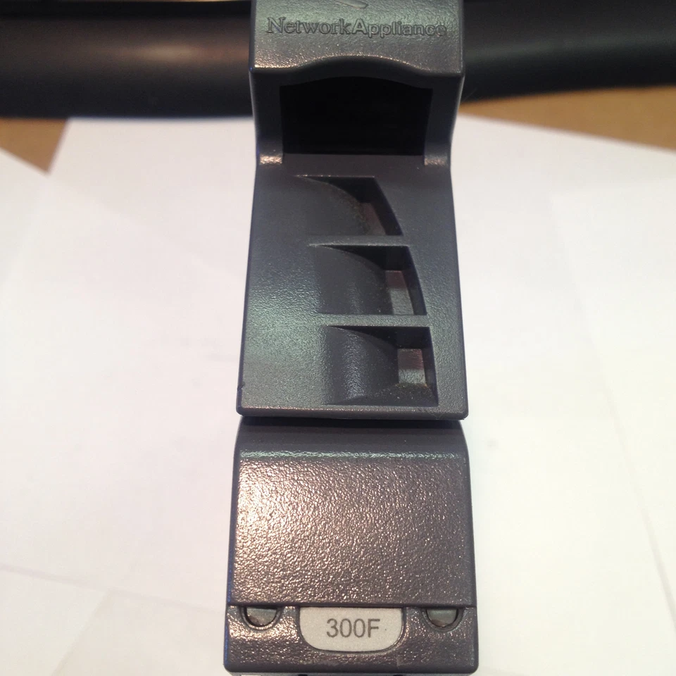 NETAPP 300F 300GB 15K FC X279A-R5 108-00156+B0 HARD DRIVE for DS14 MK4  - Image 1 of 2