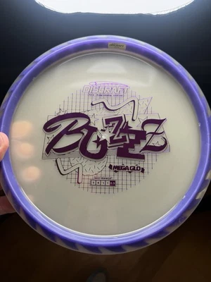 Discraft 💎 Mega Glo BUZZZSAW - Ledgestone - Sello inferior púrpura Foto 1 de 4