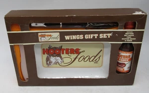 ☆2012 Hooter's Wings Gift Collector Set - Retro - COMPETE - HOT SAUCE - NEW - Picture 1 of 8