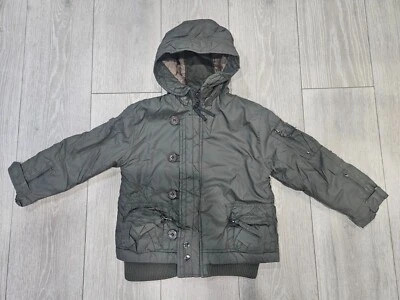 Chaqueta de nailon elegante con capucha y cremallera completa verde ligera Guess para niños talla 7 Foto 1 de 4