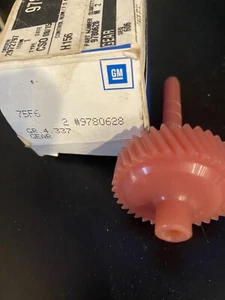 NOS Genuine GM  9780628 Speedometer Gear 35 teeth pink - Picture 1 of 3
