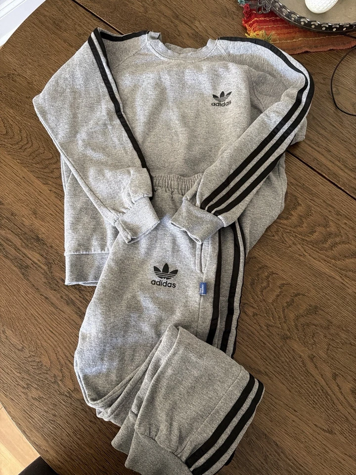 Adidas Originales Niños Conjunto de Chándal Gris Logo Trifolio Talla 10 Sudadera Joggers Foto 1 de 3