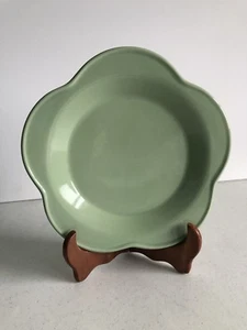 Plato de cena de cerámica de amistad en forma de flor verde Gerald E. Henn Roseville - Imagen 1 de 6