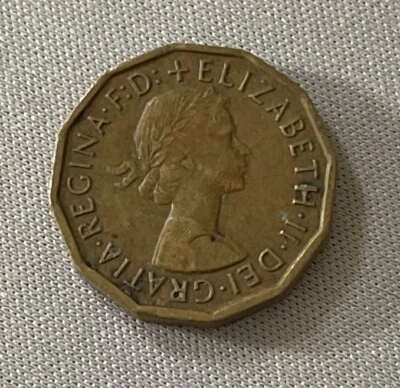 1963 UK Great Britain 3 Pence Thruppence Thrupenny Queen Elizabeth II Coin (63o) - Image 1 of 2