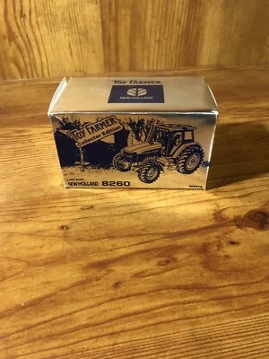 Ertl 1/43 New Holland 8260 Tractor Toy Farmer Collector Edition 1997 - Image 1 of 2