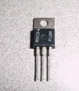 Motorola MAC 15-6 Silicon Bidirectional Triode Thryistor, Triac, TO-220 - Picture 1 of 2