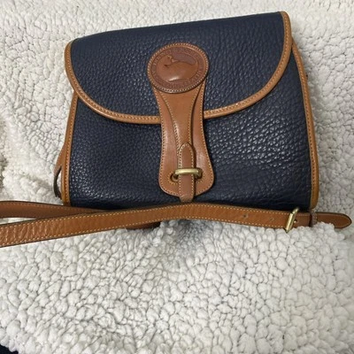 Bandolera Dooney & Bourke de colección Essex AWL azul marino bronceado británico Foto 1 de 4