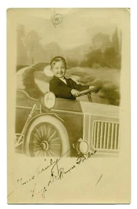 RPPC 1908 Niño guapo vestido en domingo mejor en un coche, retrato de estudio - Imagen 1 de 2
