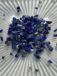 Lapislazuli - 10 Pfund kleine Trommelchips 100 % Kristall - 3 Augen Hals Chakren - Bild 1 von 6