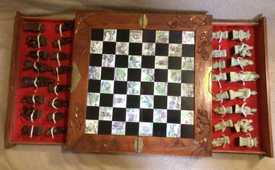 Hermoso juego de ajedrez asiático tallado a mano vintage/antiguo completo con estuche plegable Foto 1 de 4