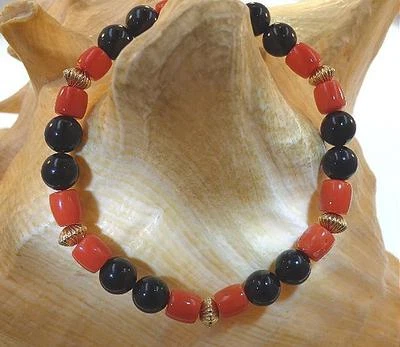 BRAZALETE ELÁSTICO MIXTO BARRIL ROJO REDONDO NEGRO CORAL CUENTAS ORO AMARILLO 14K 6 1/2" Foto 1 de 4