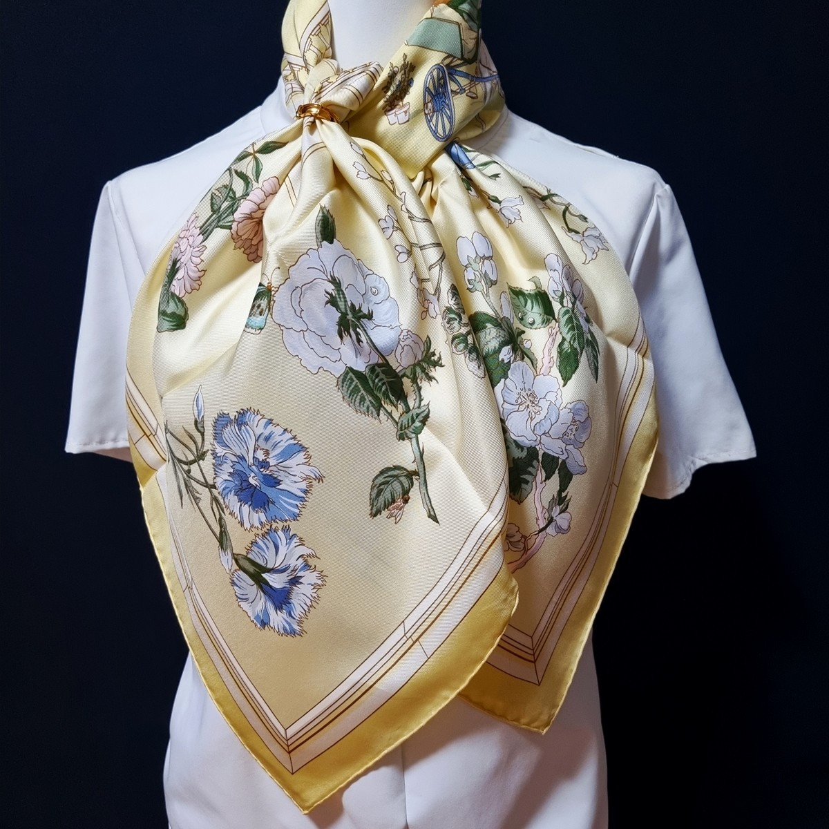 Hermès Fleurs Raisins シルクスカーフ hermes-fleurs-et-raisins-