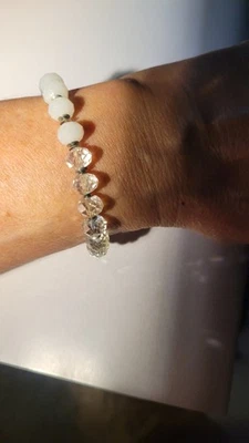 Armband durchsichtige und weiße Perlen Gummiband Modeschmuck - Bild 1 von 2