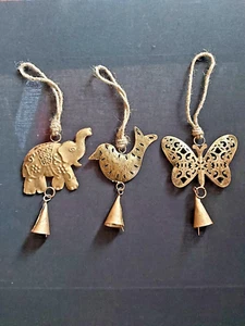 UN JUEGO DE "TRES" DECORACIONES DE HIERRO COLGANTES HECHAS A MANO CON CAMPANAS DE LA INDIA - Imagen 1 de 10