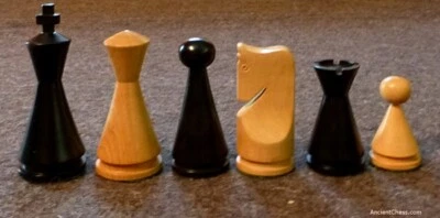 ABSTRACT ABBEY CHESS MEN - MODERN STYLE WOOD SET K=4" FELTED AND WEIGHTED (764) - Image 1 of 3