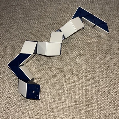 Juguete rompecabezas vintage de la era del cubo de Rubik de la década de 1980 serpiente azul y blanco Foto 1 de 2