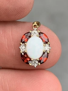 Colgante con racimo de diamantes y granate de oro de 10 quilates 1,6 G - Imagen 1 de 8