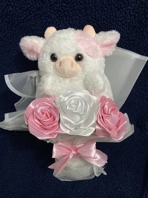 Ramo de cinta hecho a mano rosas rosas con lindo animal de peluche de vaca  Foto 1 de 3