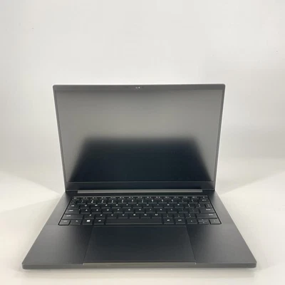 Razer Blade 14 240Hz QHD+ TOUCH 4.0 GHz Ryzen 9 7940HS 64GB 4TB SSD RTX 4070 - Image 1 of 4