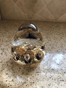 Briefbeschwerer in Eiform aus Glas mit Bolzen blau, goldenen Flecken und Blasen - Bild 1 von 8