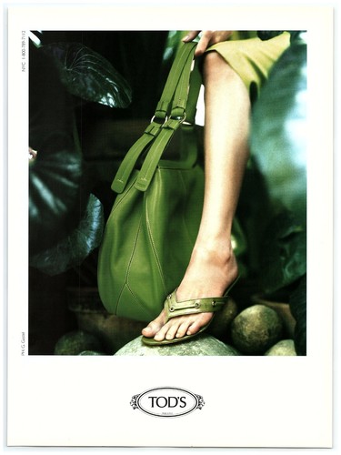 TOD’S Pubblicità TOD'S Italia 2003 stampa borsa a tracolla in pelle verde e sandali dita carine rocce