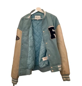 Review L Jacke Collegejacke neu wertig hellblau Lederjacke Kunstledereinsätze - Bild 1 von 17