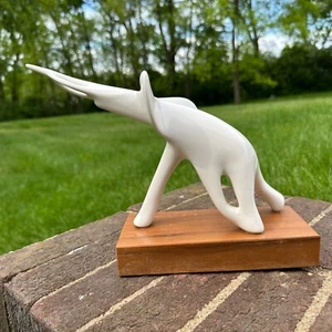 Vintage Mid Century Modern Abstrakte Keramik Elefant Figur Weiß auf Holzsockel - Bild 1 von 10