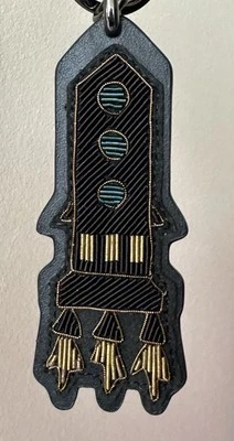 全新带标签 Coach 美国 NASA 太空装饰火箭钥匙链钱包 CHARM FOB 58491 — 第 1/4 张图片