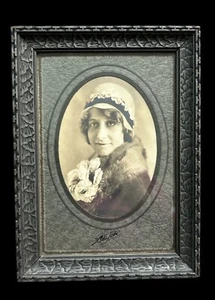 Antigua foto de mujer enmarcada y enmarañada de la década de 1920 con sombrero Cloche, aprox. 8”x10” - Imagen 1 de 8