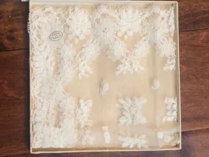 Pañuelo vintage de encaje Francia con pegatina 15 x 15" en caja original años 40 - Imagen 1 de 3