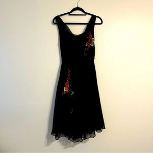 Vestido negro de seda lapislázuli línea A rojo bordado floral cuello en V mediano - Imagen 1 de 7