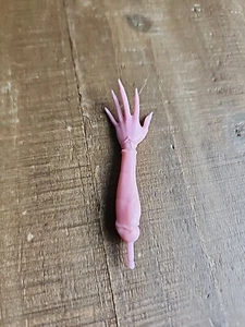 MONSTER HIGH DOLL LEFT ARM HAND ONLY REPLACEMENT PINK LADY - Picture 1 of 9