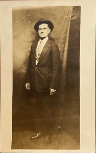 Postal antigua con foto real de Charlie Sutton de hombre mayor Gruff RPPC c1920 - Imagen 1 de 5