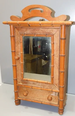 -JOLIE ANCIENNE PETITE ARMOIRE de POUPEE Façon Bambou JUS de GRENIER déco   D - Photo 1/4