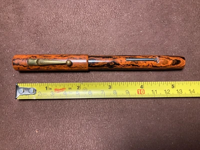 LEWIS'S LTD. PLUMA ESTILOGRÁFICA DE GOMA DURA MOTEADA ROJA FIDEOS HÚMEDOS NUEVA EN CAJA Foto 1 de 4