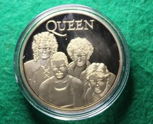 * MEDALLA DE ORO REINA FREDDIE MURCURY RAPSODIA BOHEMIA 39,5 MM #CEG43 - Imagen 1 de 8