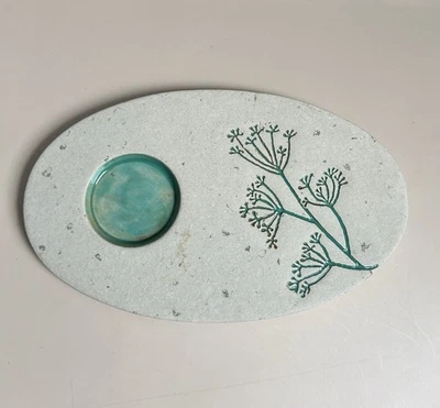 Garden Butterfly-Atracting Puddling & Feeding Stone de Gardener’s Supply Co Foto 1 de 4