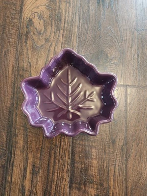 Plato en forma de hoja de otoño cosecha púrpura celebrarlo   Foto 1 de 2