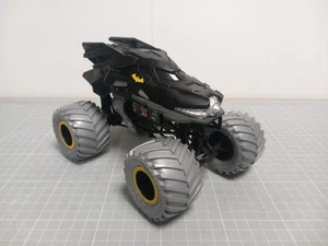 Hot Wheels Monster Jam Racing Champion DC Batman Monster Truck giocattolo scala 1:24 - Foto 1 di 14