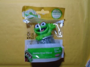 2013 PLAYSKOOL, TORTENAUFLEGER, SESAMSTRASSE, FIGUREN (OSCAR THE GROUCH) GRATIS SH - Bild 1 von 2
