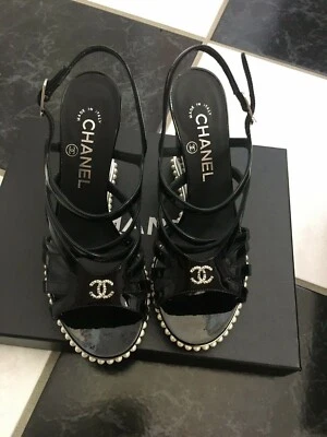 Sandalias de cuña Chanel 15P 100 % auténticas charol negro perla nuevas en caja $1550  Foto 1 de 4