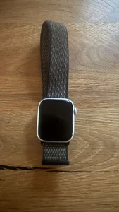 Apple Watch Series 8. 41mm Aluminiumgehäuse mit Loop-Armband- Polarstern - Bild 1 von 3