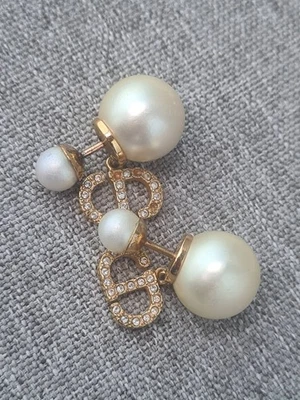 Pendientes tribales Christian Dior imitación perla y cristal CD logotipo tono dorado Foto 1 de 4