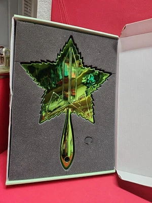 Espejo de mano estilo hoja cromada verde Jeffree Star Cosmetics en el paquete original. Foto 1 de 4